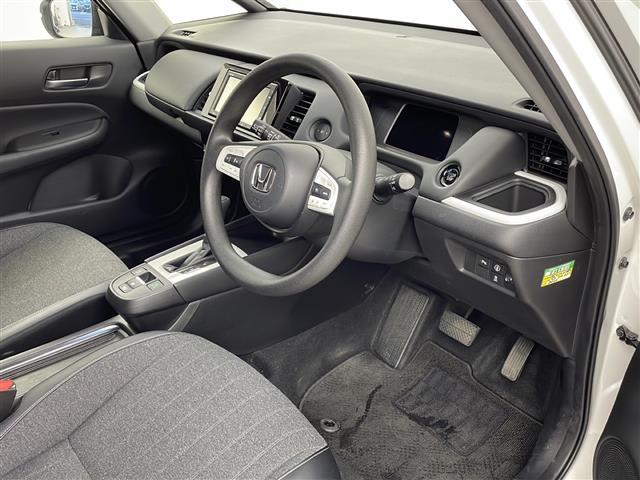 【運転席】座り心地が良いシートなので長時間の運転でも快適にお過ごしいただけます。新品のフロアマットのご注文も可能です。掲載箇所以外にご希望の写真がございましたらお気軽にお問い合わせ下さい。