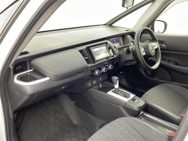 【フロアマット】車内を綺麗に保つのには必須のアイテムです。当店ではフカフカな新品マットも絶賛取り扱い中！ぜひご相談くださいませ。