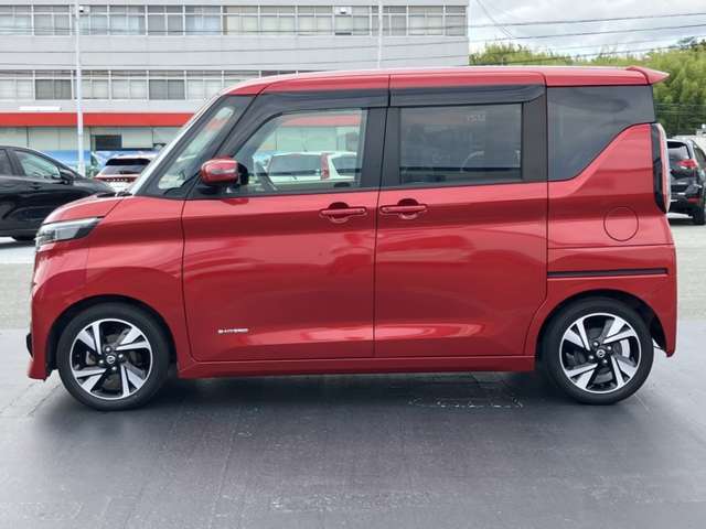 ハンズフリーオートスライドドア、両手が塞がった状態でもスライドドアの下で足先を抜き差しするだけで、スライドドアを自動で開閉することができます。開けるときにも閉めるときにも使える便利な機能です。