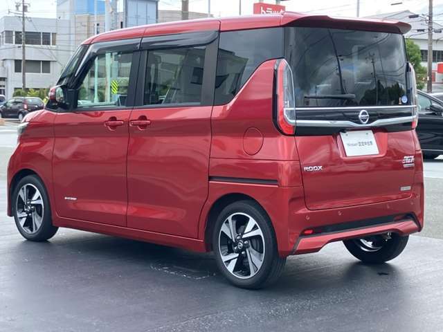 車線逸脱防止支援システム,車両が車線をはみ出す可能性がある場合に警報音と警告表示と共に車線内に戻すようにハンドル操作をサポートしてくれます。