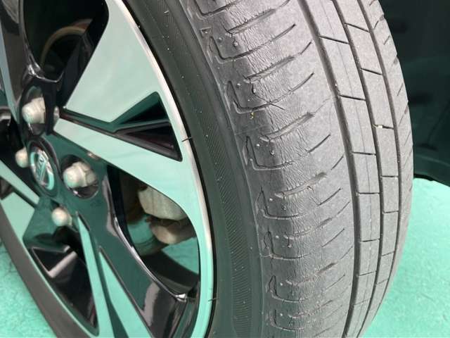 タイヤは全数同じような残溝の状態です。