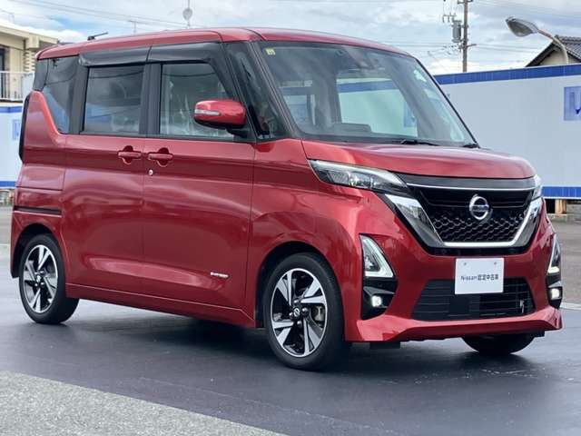 エマージェンシーブレーキ（衝突被害軽減ブレーキ）、フロントカメラが車両や歩行者を検知し警告音と共に衝突回避、軽減をアシストしてくれます。