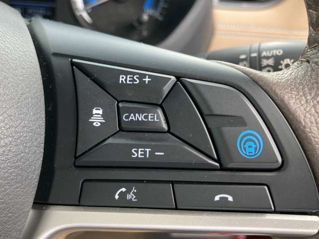 プロパイロット、高速道路や自動車専用道路を運転中にアクセル・ブレーキ・ハンドル操作をクルマがアシストしてくれます。