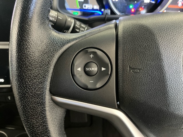 ★ステアリングにはオーディオコントロールスイッチが付いていますので、目線を正面から外すことが無く、また、ステアリングから手を離さずにオーディオ操作ができます.