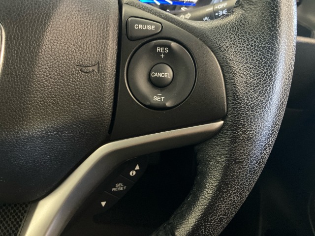 【クルーズコントロール】アクセルペダルを踏まずに一定の車速で走行できますので、高速道路など加減速の少ない道で便利です。