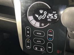 【オートエアコン】一度お好みの温度に設定すれば、車内の温度を検知し風量や温度を自動で調整。暑い…寒い…と何度もスイッチ操作をする必要はありません。快適な車内空間には必須の機能ですね♪