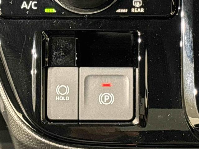 指先だけで簡単に操作が可能な電動パーキングブレーキを採用。「HOLD」スイッチを押すと、渋滞や信号待ちなどでブレーキペダルから足を離しても、ブレーキを保持するので安心です
