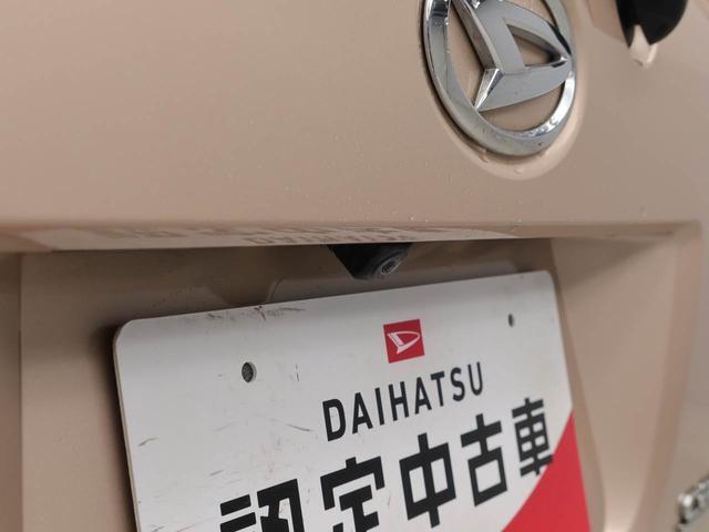 後退時に車両の後ろ側をモニター画面に表示します。車庫入れなどでバックする際に後方確認ができて便利です。車庫入れが苦手な人もこれで安心。