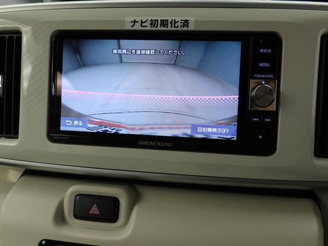 後退時に車両の後ろ側をモニター画面に表示します。車庫入れなどでバックする際に後方確認ができて便利です。車庫入れが苦手な人もこれで安心。