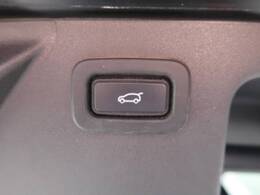 スイッチ一つでリアゲートの自動開閉をおこなうことができます。普段使いや買い物、荷物の多い長距離ドライブの際にはきっと役立ちます！