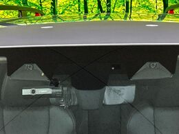 【アイサイトVer3】前方の車両等を検知し、衝突しそうな時は警報で注意を促し、ブレーキを踏む力をサポート。ブレーキを踏めなかった場合は衝突被害軽減ブレーキが作動、衝突回避をサポートします。