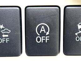 【アイドリングストップ】赤信号や渋滞で停車した際にエンジンを停止し、無駄な燃料の消費を抑えます。燃費向上や環境保護につなげる機能♪エンジンはブレーキを離せば再始動します。