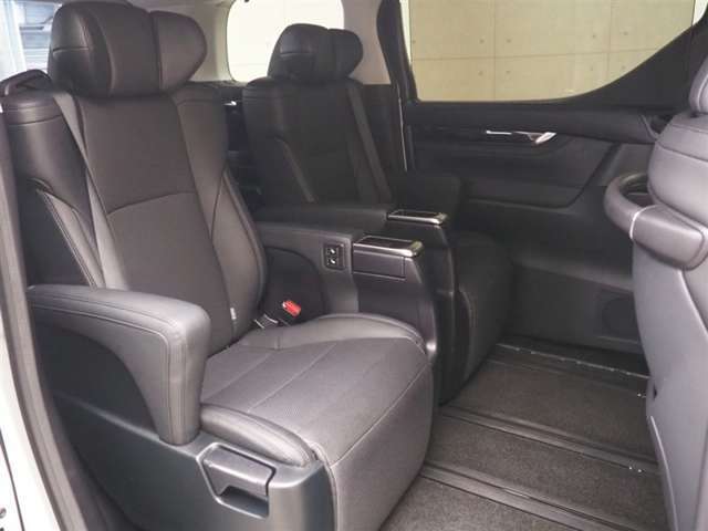 2列目はキャプテンシートでくつろいで座れます！シート素材は合成皮革を使用しています。