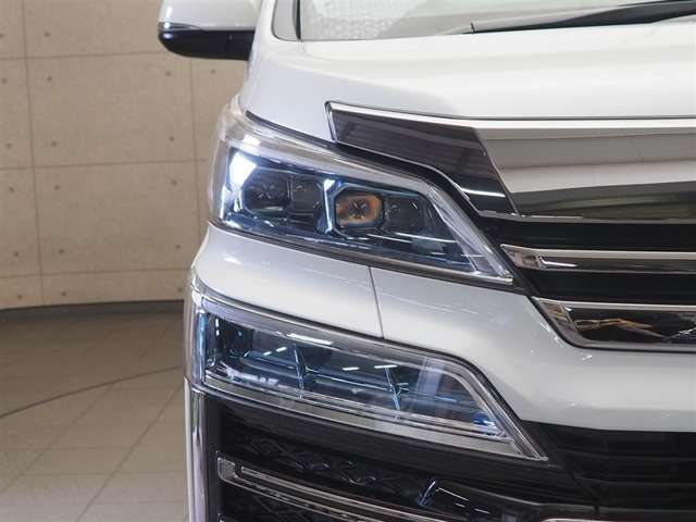 LEDヘッドライトです。デザイン性がよくとても明るいので、夜間の走行や悪天候でも安心です。しかも長寿命！