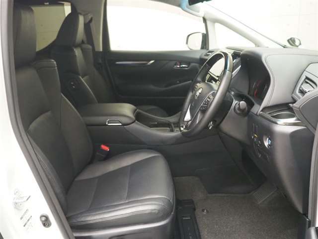 厚みのあるユッタリとしたシート、運転席も助手席もリラックスして座れます。