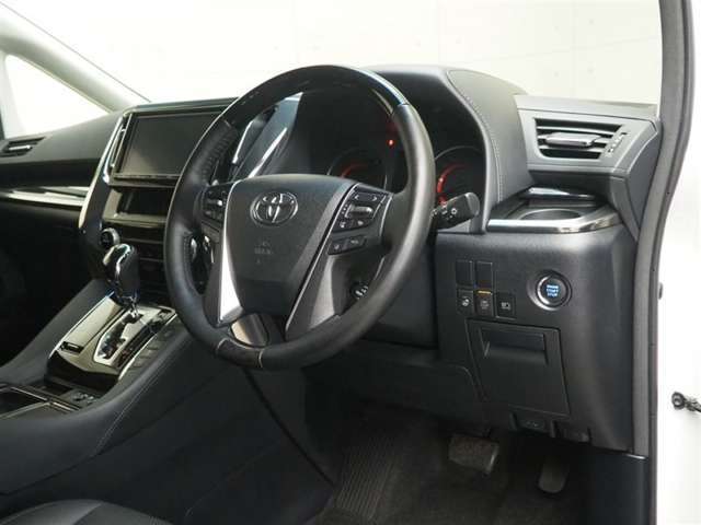 上質な革を使用することで、手にしっかり馴染みとても運転しやすいハンドルです♪