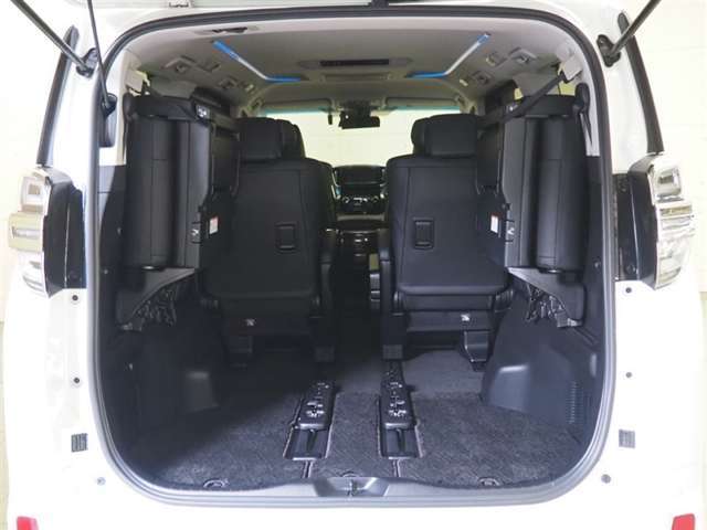 3列目シートは跳ね上げ式で折りたたみ可能です。キャンプ用品など大きな荷物もばっちり収納可能です！