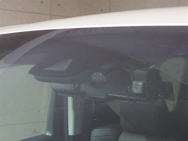 ドライブレコーダーと衝突軽減ブレーキのセンサー付きで万が一の時も安心です。