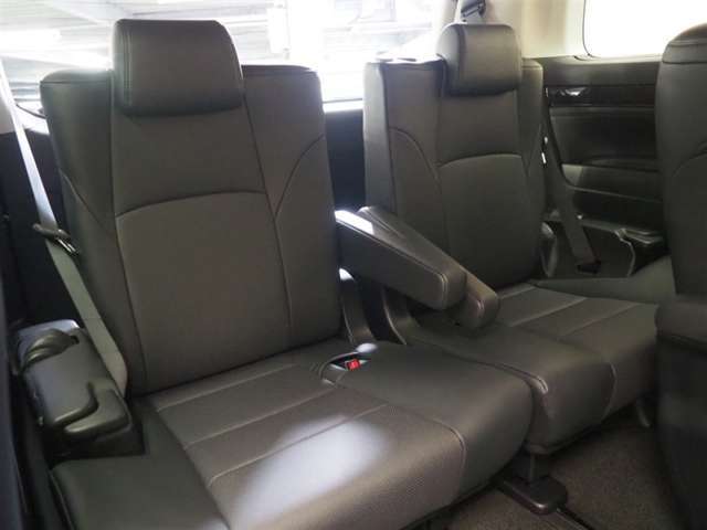 3列目シートも広々とした作りで、大人の方でもゆったりと座っていただけます。