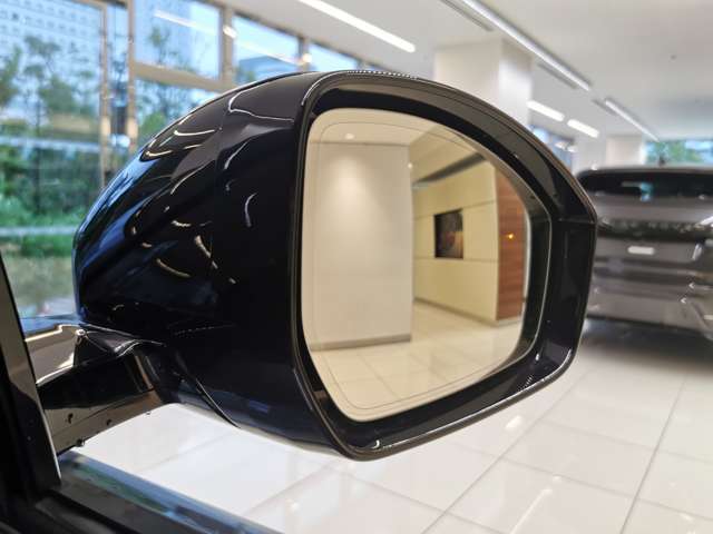 【ブラインドスポットモニター】車外の車をいち早く検知しドライバーに知らせるドライバーアシスト機能となっております。
