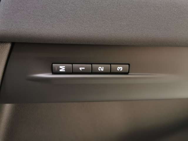 【メモリー機能付き電動シート】3パターンまでシートの位置を記憶させることができます。これで家族間でもスイッチ一つで自身の椅子の位置にセットできます。