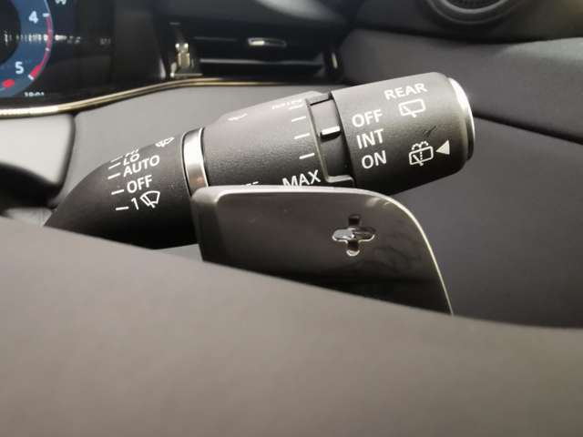 【パドルシフト】スポーツカーにある装備でステアリングから手を放すことなくシフトチェンジが可能な人気快適機能になります。