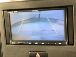 リバースギアに入れるだけで後方の表示へ切り替わります。夜間や雨の日の駐車も楽になりますよ。