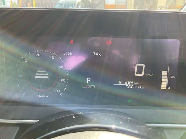 視認性の高いメーター類、安全運転に努められます。