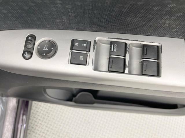 【電動格納ミラー】サイドミラーは電動格納式となっており、狭い駐車場でもキズがつくリスクを抑えられます。