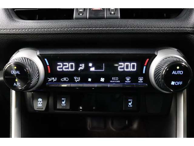 運転席と助手席、それぞれ温度調節ができ、オールシーズン快適なオートエアコンとなっております！