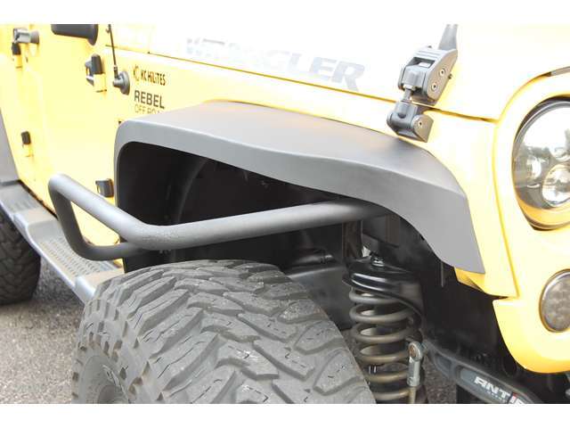 オーバーフェンダーは純正より狭いナロー仕様