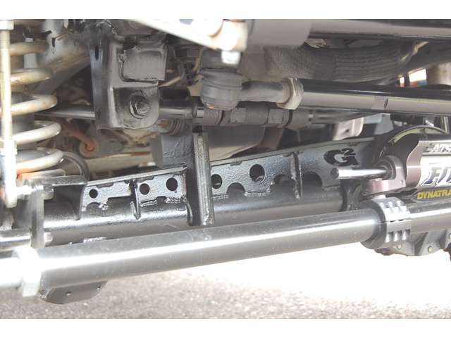 フロントホーシングには補強が入ってます。