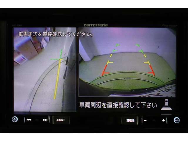 左側面カメラも装備しています。駐車枠や隣のクルマなど周囲との位置関係がよくわかり、駐車しやすいですよ。運転席からは目視できない助手席側の側面も見えますので、路肩に幅寄せする際なども安心です。