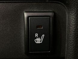 【シートヒーター】寒い日に重宝するシートヒーター！エアコンより早く温まってくれるので寒がりの人も安心ですね♪エアコンの温風は乾燥するから苦手、という方にもをおすすめです。
