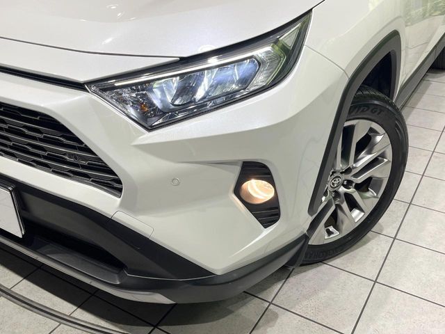【LEDヘッドライト】悪天候や夜間走行時も良好な視界を確保し安心して運転できる高輝度LEDヘッドライトを装備！点灯速度が早く、消費電力も抑えられています。