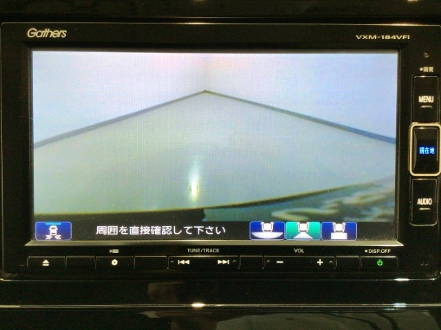 【バックカメラ】運転が苦手な方も車庫入れラクラクです！ギアをリバースに入れれば自動的に切り換わりますので、面倒な操作は不要です♪狭い駐車場もお車を傷つけず安心ですね！