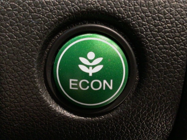 ★ECONスイッチ★　エコドライブを加速しよう！スイッチをONにすると、運転の仕方によるロスを抑え込み燃費をよくするようクルマが頑張ります（＊＾ー＾＊）燃費向上にチャレンジ♪