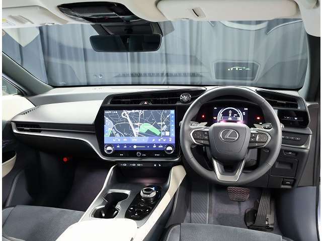 デザインもよく、居心地のよい運転席ですね。分かりやすいスイッチ類ですから操作もしやすく運転をサポートします。