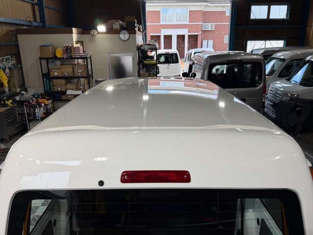 なかなか見えない部分ですが価格に影響が出る為、ルーフの凹みや傷は非常に大事な確認ポイントです。