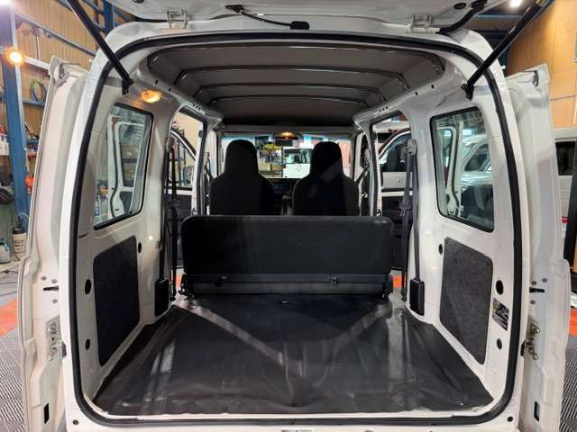 トランクルームは広々の空間です！マットの破れもなく非常に綺麗です。