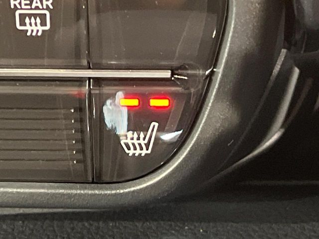 【シートヒーター】寒い日に重宝するシートヒーター！エアコンより早く温まってくれるので寒がりの人も安心ですね♪エアコンの温風は乾燥するから苦手、という方にもをおすすめです。