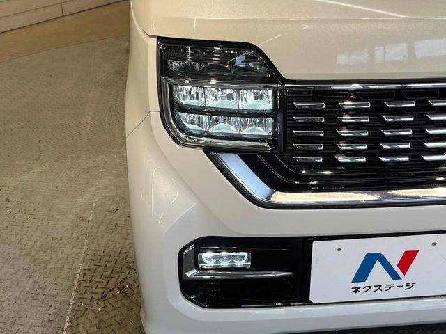 【LEDヘッドライト】悪天候や夜間走行時も良好な視界を確保し安心して運転できる高輝度LEDヘッドライトを装備！点灯速度が早く、消費電力も抑えられています。