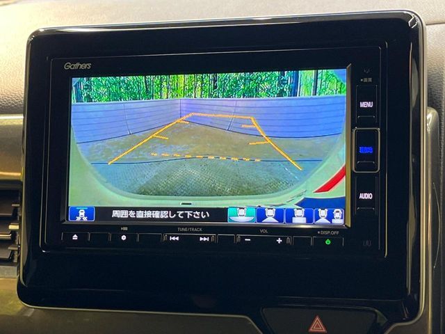 【バックカメラ】駐車時に後方がリアルタイム映像で確認できます。大型商業施設や立体駐車場での駐車時や、夜間のバック時に大活躍！運転スキルに関わらず、今や必須となった装備のひとつです！