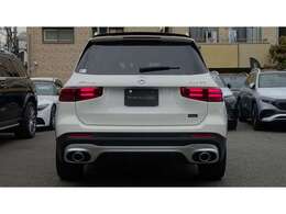 洗練されたデザインのリアコンビネーションランプ、ディフューザーデザインのリアバンパー、左右の丸型エグゾーストエンド、ルーフスポイラーリップが、そこに宿るハイパフォーマンスを主張します。