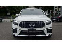 モータースポーツの栄光を受け継ぐAMGフロントグリル、洗練されたデザインのヘッドライトやフロントエプロンによって、力強い走りをエモーショナルに表現します。