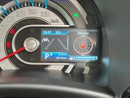 液晶カラーインフォメーションディスプレイ装備！シフトレバーの位置表示や走行距離表示など様々な車両情報を表示可能です！