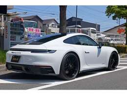 ポルシェセンターにて新車保証継承を実施いたします。万一時はお近くのポルシェセンターにて保証修理が受けられます。