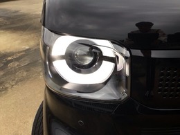 【LEDヘッドライト】大光量で夜道や雨の日の安心感を高めるLEDヘッドライト。周囲の明るさに応じて自動点灯・消灯/ライトの消し忘れも防げるオートライトコントロール付！