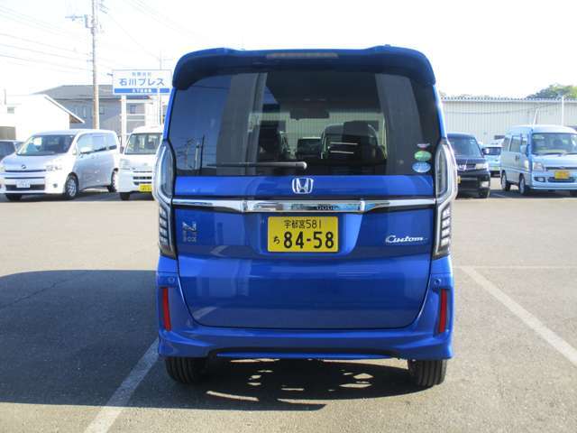 しっかりと整備を行って納車いたしますが車は機械、まったく壊れないということはありません。安心してお乗りいただけるようカーセンサーアフター保証もご用意しています。詳細はスタッフまでお問い合わせください。