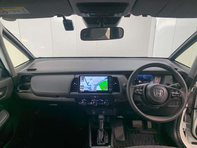 見通しの良い運転席回りとなっておりますので安心して運転をして頂けます！窓が大きいので明るく開放的な室内です